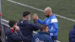 El tcnico asturiano (derecha) en el partido de la salvacin el pasado domingo