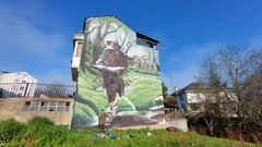 O popular artista Diego As, en novembro do 2023, realizando un mural na fachada lateral dun inmoble no concello lugu�s de Becerre� que fai alusi�n � V�a K�nig.