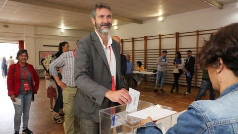 Votacin de Alberto Varela, alcalde de Vilagarca y candidato a la reeleccin por el PSOE