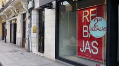 Un negocio de la plaza de Lugo anunciando sus segundas rebajas 