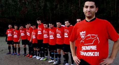 Los jugadores del Cures homenajearon el domingo a Dani Castro antes de su partido ante el Palmeira.