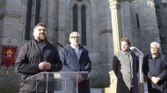 Jorge Bustos, segundo por la derecha, particip� en la presentaci�n del concierto que dar� Abraham Cupeiro por el Arde Lucus