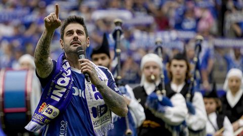 El cantante Melendi canta el himno del Real Oviedo antes del partido de ida del playoff de ascenso