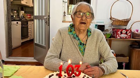 Marina Prieto celebr� la semana pasada su cumplea�os en familia y recibi� varios regalos, desde bombones y flores hasta una taza de desayuno, un libro para pintar, un collar, unas zapatillas... Ayer la centenaria tuvo una segunda fiesta en el centro de d�a al que acude en Santiago.