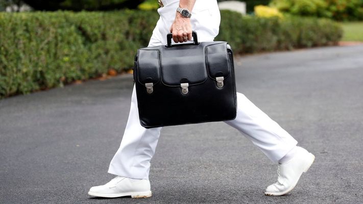 Un militar transporta el malet&iacute;n con los c&oacute;digos de las armas nucleares al regreso de Donald Trump a la Casa Blanca.