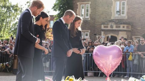 Guillermo, Enrique, Catalina y Meghan se pararon el sbado a leer los mensajes en los ramos y coronas de flores depositados ante el castillo de Windsor.