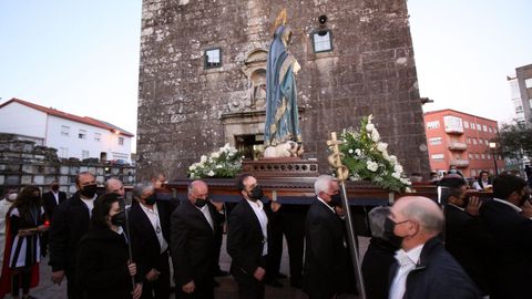 La Irmandade do Cristo da Misericordia sac en procesin las imgenes del Ecce Homo y las vrgenes de la Amargura y la Soledad tras la celebracin de la misa.