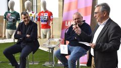 El presidente de la Diputaci&oacute;n, Luis Menor, acompa&ntilde;ado del vicepresidente, C&eacute;sar Fern&aacute;ndez, y el director general de Unipublic, Javier Guill&eacute;n, en la presentaci&oacute;n de la etapa 2 de La Vuelta Femenina