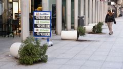 Destrozos en los maceteros de la plaza de Lugo de A Coru�a