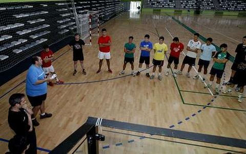 Budi y Aguiar en el encuentro mantenido con los jugadores en el primer d�a de entrenamiento.