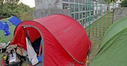 Cerca de 300 peregrinos pernoctaron junto a la iglesia de Oroso al no poder usar el pabell�n.