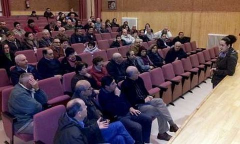 Un momento de la reuni�n de afectados por las preferentes celebrada ayer en O Valadouro.