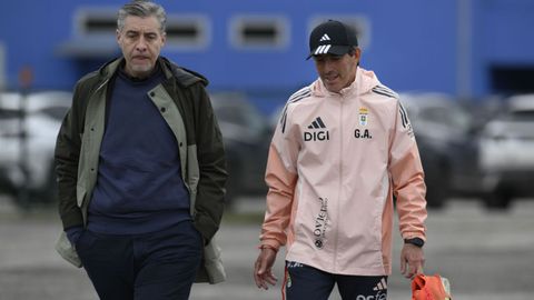 El entrenador uruguayo, Guillermo Almada (d), junto al presidente del Real Oviedo, Mart�n Pelaez (d) que hoy asisti� el �ltimo entrenamiento del Real Oviedo en la v�spera del partido ante el Valencia