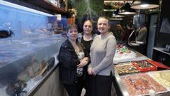 El nuevo equipo de la pescader�a Seixo Branco, en la calle San Vicente, este mi�rcoles en la fiesta de reapertura del negocio