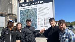 Un grupo de mozos sinala o nome da Caniza, sen ��, no dominio web do Concello.