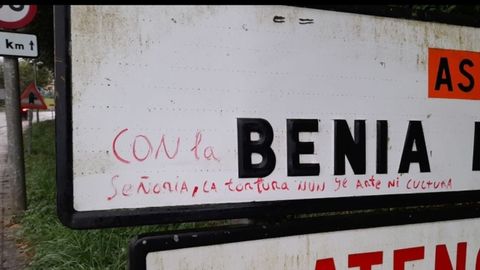Mensaje de BanksyAstur contra la tauromaquia en una se�al de Benia de On�s