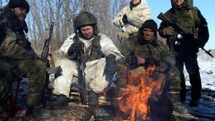 Separatistas prorrusos hacen un alto frente a un fuego durante el asedio a Deb�ltsevo.