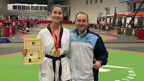 Carla Sesar junto a Pablo Carou, entrenador, en la capital de Bulgaria.