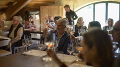 Cata en la bodega chantadina V�a Romana, una de las elegidas para abrir la campa�a
