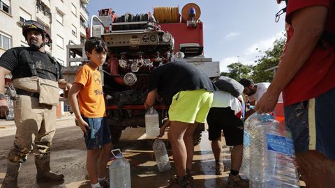 Vecinos de Paiporta recogen agua potable de un camin de la UME, este jueves