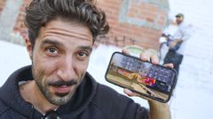 Javi Vivar, que junto a su hermano Alejandro conforma los Hermonos, muestra en el m�vil una recreaci�n del mural que ya han comenzado frente al baluarte