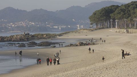 Paseantes en la playa de Samil.