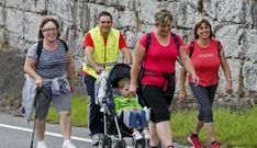 La  afluencia de peregrinos por las carreteras que conducen a Amil es constante desde ayer. 