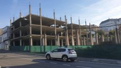 Edificio inacabado en la calle Conde Pallares, en el que se retir vegetacin y residuos, y se prev sustituir las vallas de seguridad por otras