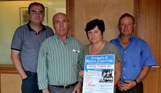 Organizadores e comparseiros, no estudo de Radio Voz Berganti�os, co cartel das xornadas.