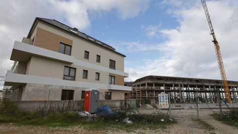 El residencial Playa de las Catedrales, en San Miguel, de momento con tres bloques con 135 pisos, de los cuales ya solo quedan diez libres