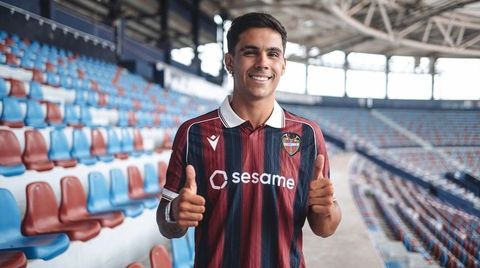 Hugo Sotelo posa con la camiseta del Levante en el Ciutat de Valencia, donde jugar� cedido por el Celta en la temporada 2026/2027.