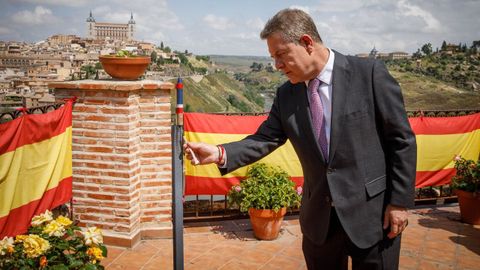 El presidente de Castilla-La Mancha, Emiliano García-Page, prende uno de los cohetes de la Romería del Valle de Toledo.