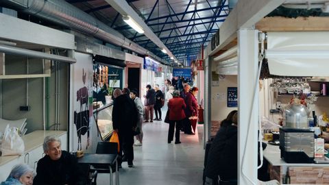 Comerciantes y clientes en las instalaciones de la Alameda, que Jcome quiere desalojar.