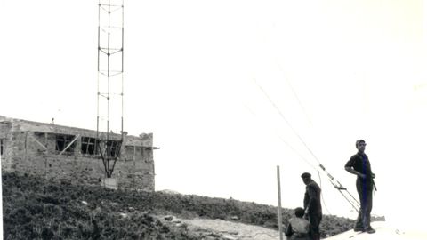 Instalaci�n del primer repetidor de televisi�n en el monte Pedroso, en Santiago, por Ricardo Bescansa, fundador de Telev�s.