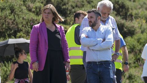  La vicepresidenta de Principado de Asturias, Gimena Llamado (i), asiste este lunes al lugar en el que se produjo el accidente de un autobs en la subida a los Lagos de Covadonga