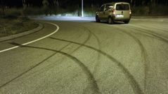 Marcas de neum�ticos tras la celebraci�n de una carrera ilegal en el pol�gono de V�o