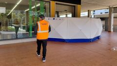 En la puerta del supermercado se instal� una lona para proteger al infartado