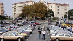 En la explanada del pabelln de Riazor se celebr la primera concentracin nacional de aficionados al mtico Mercedes W123, un modelo fabricado en ms de setenta colores diferentes.