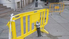 ELEMENTOS DE RIESGO. Unas vallas m�viles marcan lugares de peligro para los peatones, advirtiendo de losetas rotas -que ya han ocasionado ca�das en este recinto- y obst�culos.