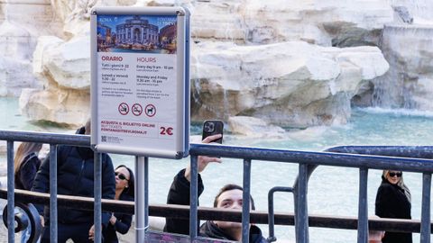 El cartel que indica la necesidad de comprar una entrada antes de llegar a la Fontana.