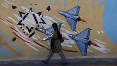 Una mujer pasa ante un mural antiisrael� en Teher�n, la capital de Ir�n.