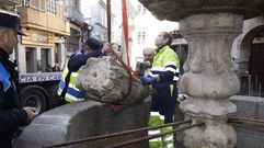Retirada de la figura de�San Vicente de la fuente de la Praza do Campo