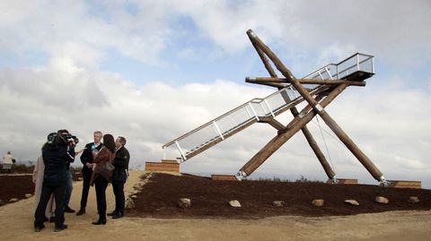 El nuevo mirador de Bveda tiene una forma que recuerda a una catapulta y mide diez metros de altura