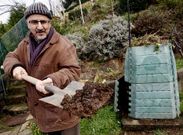 Un hombre muestra el compost que hace en su casa gracias a un dispositivo espec�fico.