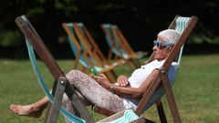 Imagen de archivo de una mujer mientras toma el sol en Londres. 