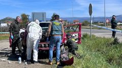 Expertos de la Guardia Civil examinando el coche