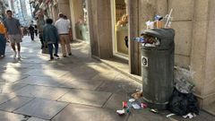 Una papelera desbordada en la calle Real de A Corua