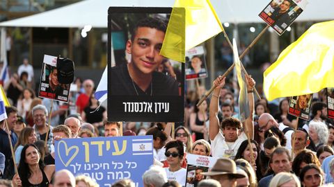 Un cartel con la imagen de Edan Alexander entre las decenas de personas congregadas en la conocida como plaza de los rehenes de Tel Aviv.