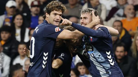 Marcos Alonso, Bryan Zaragoza, Williot Swedberg y �scar Mingueza celebran el primer tanto celeste.