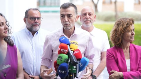 El coordinador de IU, Antonio Ma&iacute;llo, atiende a los medios en Sevilla.